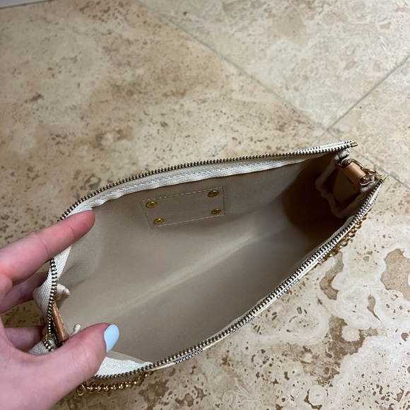 Louis Vuitton
Eva Damier Azur Clutch
10"L x 2"W x 5"H - Picture 4 of 5